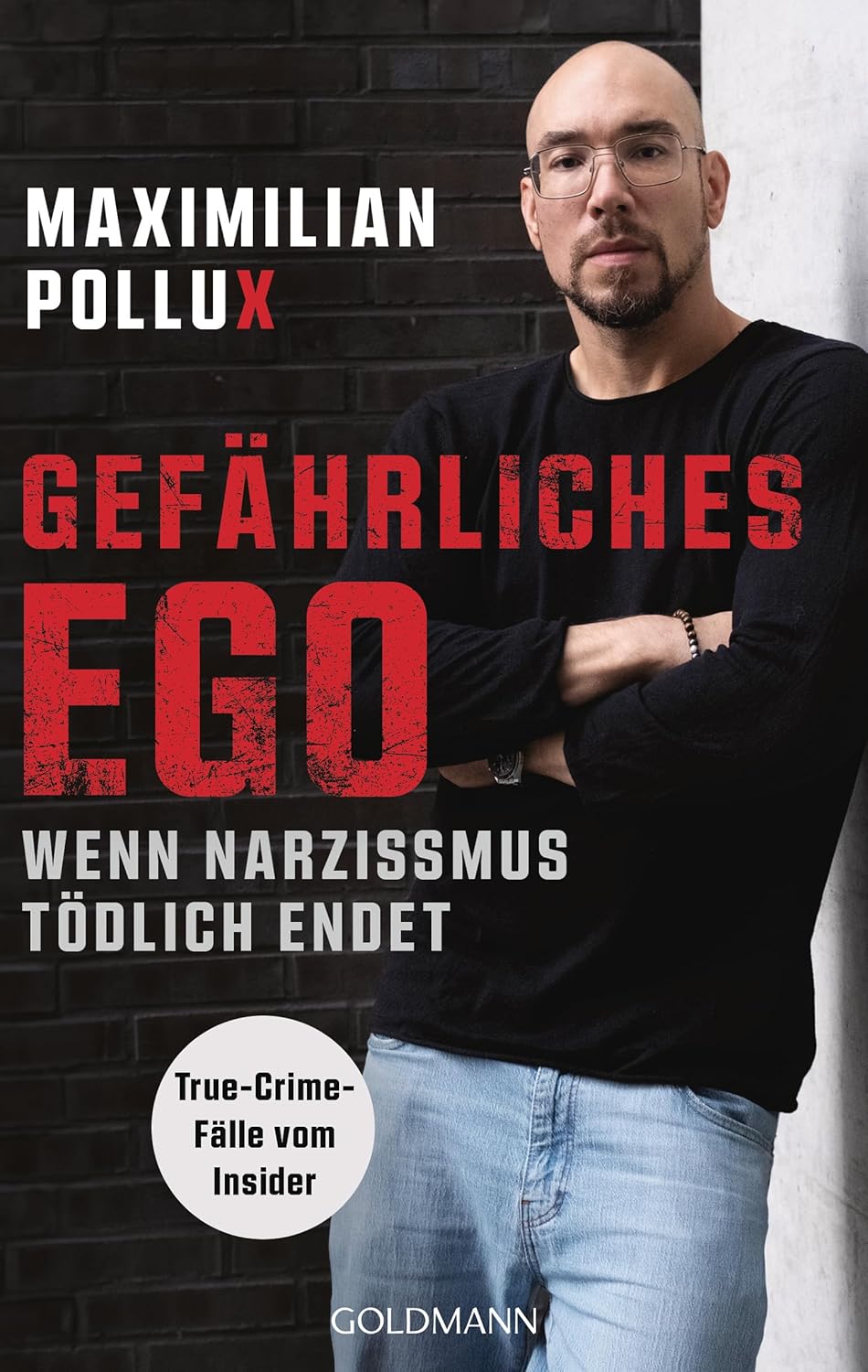 Autor Maximilian Pollux steht angelehnt an einer Wand. Im Vordergrund steht der Titel "Gefährliches Ego - Wenn Narzissmus tödlich endet". Darunter steht "True-Crime-Fälle vom Insider"