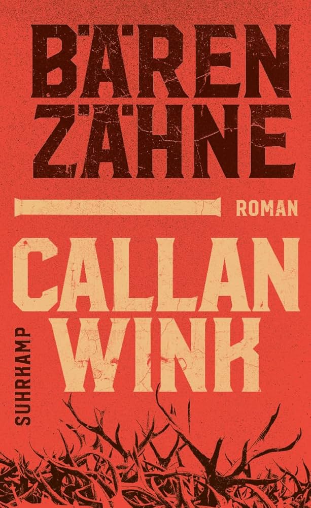 Ein rotes Cover, unten sind Geweihe abgebildet. Der Name des Autors und Titel stehen groß in der Mitte.