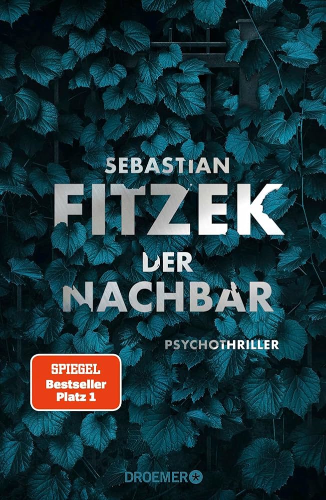 Efeu bewachsenes Cover. Zwischen den Blättern ist der Titel und der Name des Autors in silberner Schrift abgebildet.