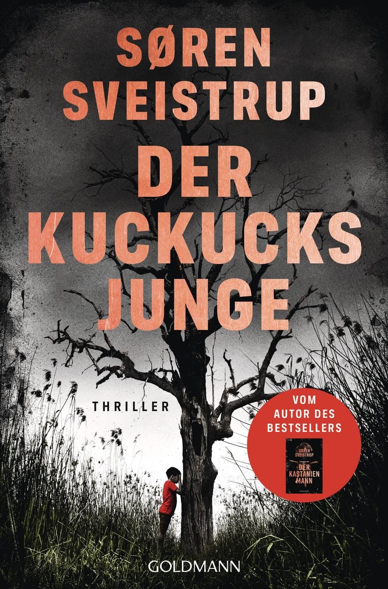 Ein kleiner Junge steht zählend an einem Baum und spielt verstecken. Über ihm steht der Titel "Der Kuckucksjunge".